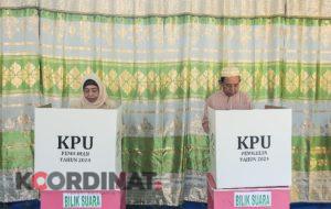 Wabub Pohuwato Bersama Suami Salurkan Hak Pilih di TPS 001 Desa Popayato