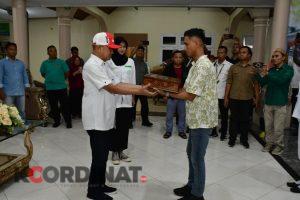 KNPI Prov.Gorontalo Serahkan Duplikat Bendera Pusaka, Bupati Pohuwato : Ini Simbol Perjuangan