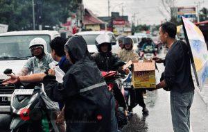 Mapala Mohuyula UMGO Bagikan Takjil ke Pengendara, Bentuk Kepedulian di Bulan Ramadan