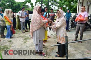 Kepala Disparpora Pohuwato Dra. Rusmiati Pakaya Pimpin Langsung Pembagian Sembako