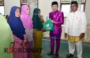 Usai Prosesi Adat Mopotilolo Bupati Pohuwato Serahkan Paket Ramadan Kepada Kaum Duafa