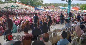 Tangis Warga Pecah Saat Cawabup Romantis Nyanyikan Lagu ‘Hilang’ di Kampanye Leboto