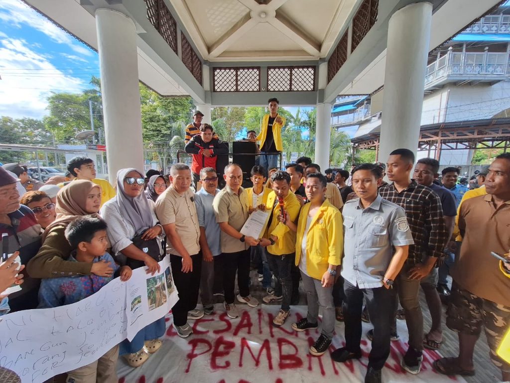 Mahasiswa Kepung DPRD Kabupaten Gorontalo, tuntut ketegasan atas Dungaan Skandal Amoral Aleg PKB