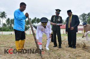 Usai Laksanakan Upacara Wabub Iwan S.Adam Tanam Jagung di Halam Kantor Bupati Sementara