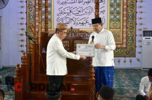 Usai Salat Jumat, Gubernur Gorontalo Beri Bantuan untuk Masjid Agung Baiturrahim Pohuwato