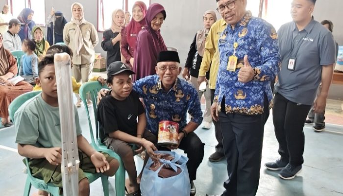 Wabup Iwan Serahkan Bantuan Atensi untuk Lansia, Disabilitas dan Anak di Pohuwato